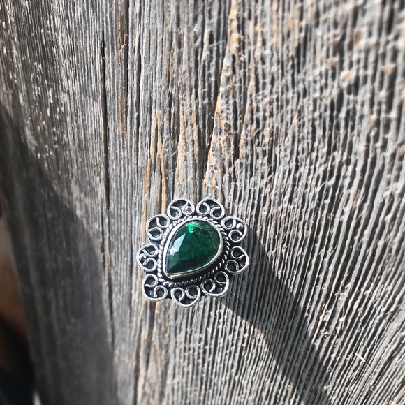 Silver plated emerald green quartz boho cocktail ring with filigree scrollwork - Picture 6 of 11
